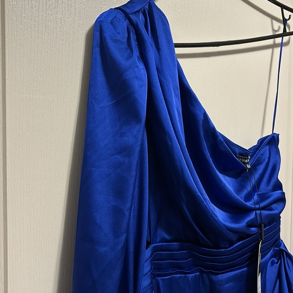 Dress - Picture 4 of 4